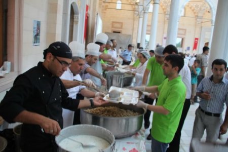 "Lüks Oteller Yerine Mütevazı Yerlerde İftar Veriliyor"