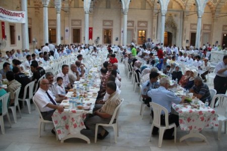 "Lüks Oteller Yerine Mütevazı Yerlerde İftar Veriliyor"