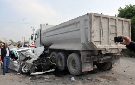 Lüks otomobil, kamyonun altına girdi, hava yastığı can kurtardı