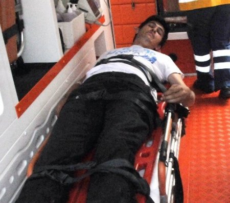 Lüks otomobil, kamyonun altına girdi, hava yastığı can kurtardı