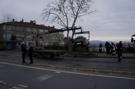 Lüks otomobiliyle önce direğe, sonra ağaca çarptı