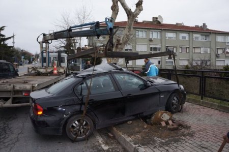 Lüks otomobiliyle önce direğe, sonra ağaca çarptı