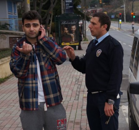 Lüks otomobiliyle önce direğe, sonra ağaca çarptı