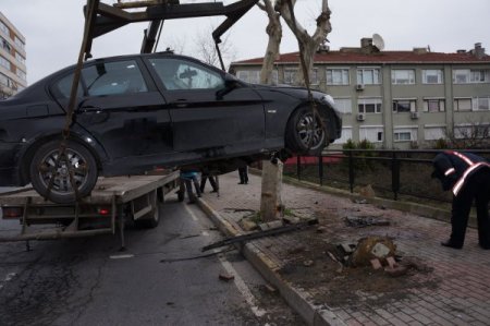 Lüks otomobiliyle önce direğe, sonra ağaca çarptı
