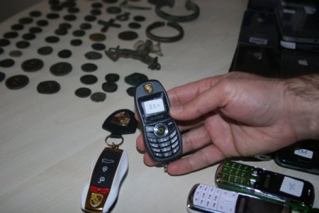 Lüks otomobille hediye edilen telefonun bile taklidini yapmışlar