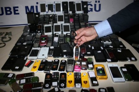 Lüks otomobille hediye edilen telefonun bile taklidini yapmışlar
