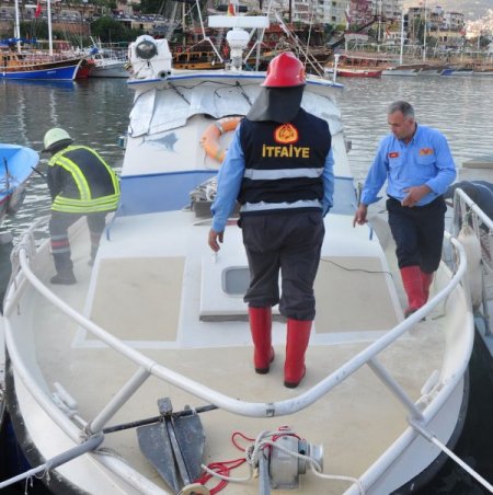 Lüks tekne, yanmaktan son anda kurtarıldı