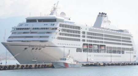 Lüks yolcu gemisi bin 919 yolcu ile Alanya Limanı'na demirledi