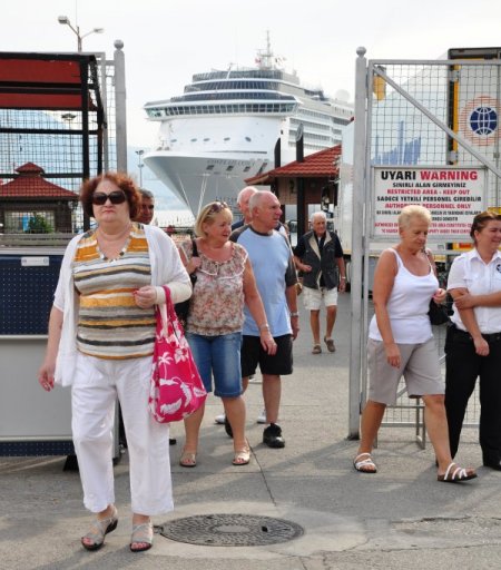 Lüks yolcu gemisi bin 919 yolcu ile Alanya Limanı'na demirledi