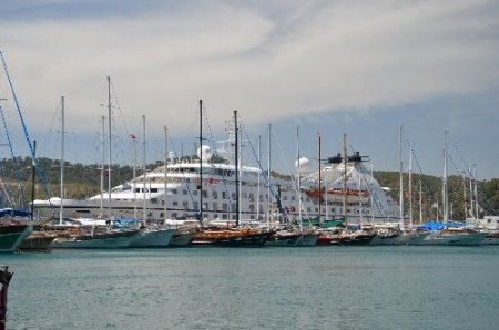 Lüks yolcu gemisi Fethiye'ye demirledi