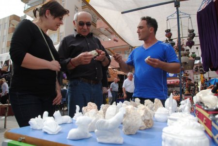 Lületaşından hediyelik eşya yapımını turistlere uygulamalı gösteriyor