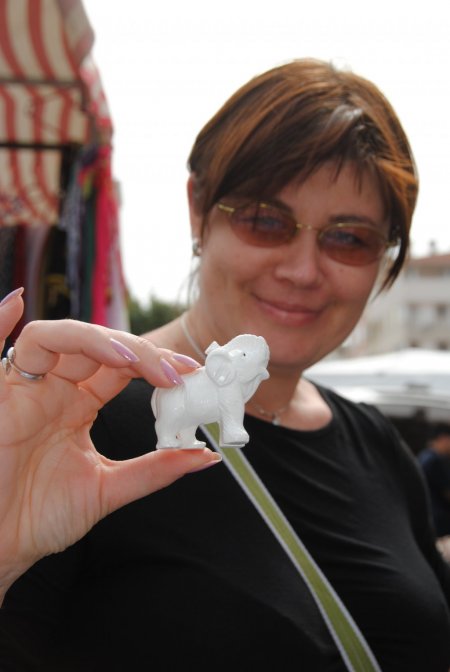 Lületaşından hediyelik eşya yapımını turistlere uygulamalı gösteriyor