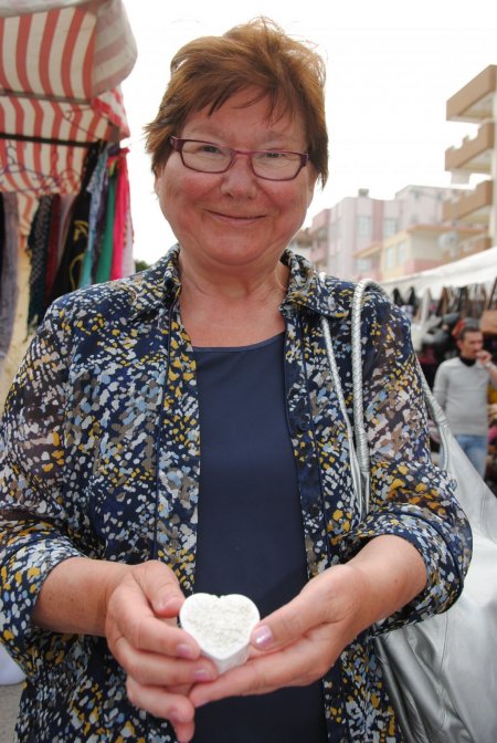 Lületaşından hediyelik eşya yapımını turistlere uygulamalı gösteriyor