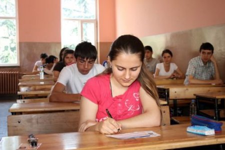Lys'de Öğrenciler İçeride, Aileleri İse Dışarıda Ter Döktü