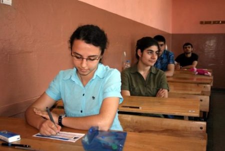 Lys'de Öğrenciler İçeride, Aileleri İse Dışarıda Ter Döktü