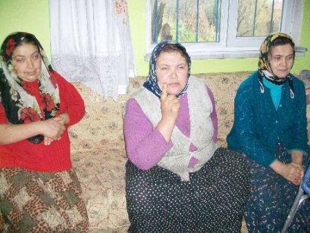 Âma Anne İle Kızları Kendilerine Uzatılacak Yardım Elini Bekliyor