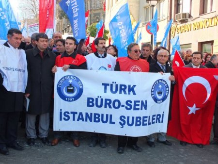 Maaş zammını protesto edip bordro yaktılar