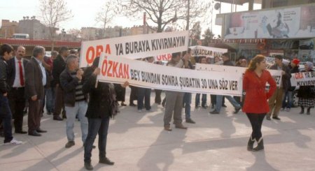 Maaşlarını alamadıkları iddiasıyla eylem yaptılar