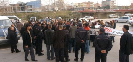 Maaşlarını alamadıkları iddiasıyla eylem yaptılar