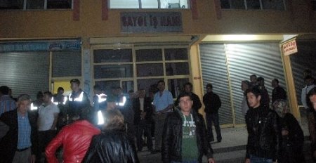 Maaşlarını alamayan işçiler haczi engelledi