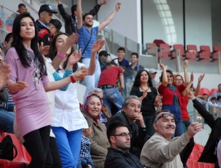Maç öncesi konserler büyük ilgi gördü