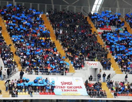 Maç öncesinde 4 bin öğrenci tribünde kitap okudu
