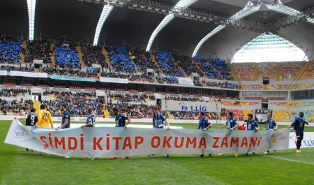 Maç öncesinde 4 bin öğrenci tribünde kitap okudu