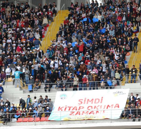 Maç öncesinde 4 bin öğrenci tribünde kitap okudu