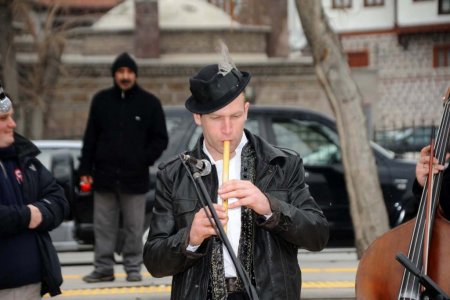 Macar müzisyenler, Hamamönü’nü şenlendirdi