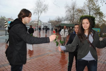 Maçed, Mevlit Kandili Nedeniyle 600 Gül Dağıttı