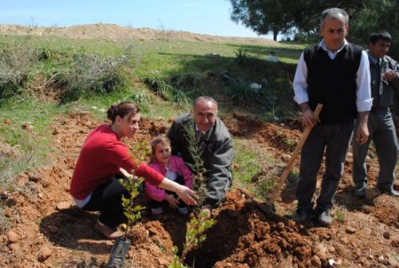 Maçed'li Çevre Gönüllüleri Ailecek Bin Fidan Dikti