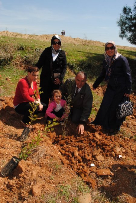 Maçed'li Çevre Gönüllüleri Ailecek Bin Fidan Dikti