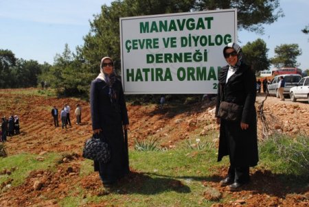 Maçed'li Çevre Gönüllüleri Ailecek Bin Fidan Dikti