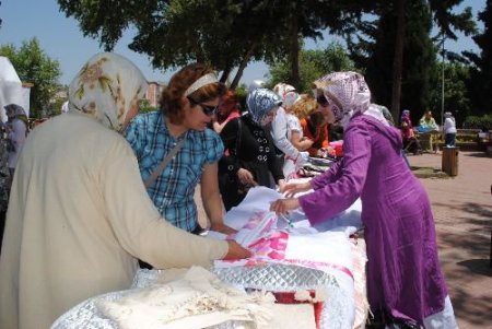 Maçed'li Hanımlar Okumakta Maddi Sıkıntı Çeken Öğrenciler Yararına Kermes Düzenledi
