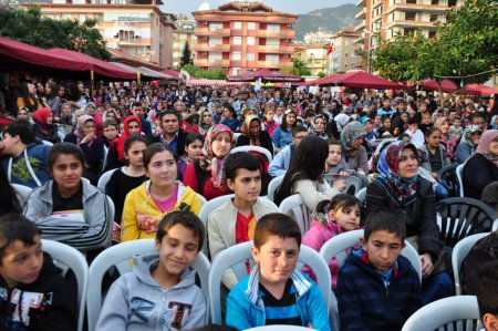 Maceracı Murat Yeni kermeste ziyaretçilere ödül dağıttı