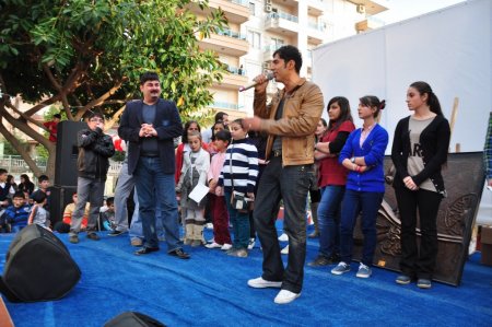 Maceracı Murat Yeni kermeste ziyaretçilere ödül dağıttı