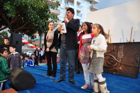 Maceracı Murat Yeni kermeste ziyaretçilere ödül dağıttı