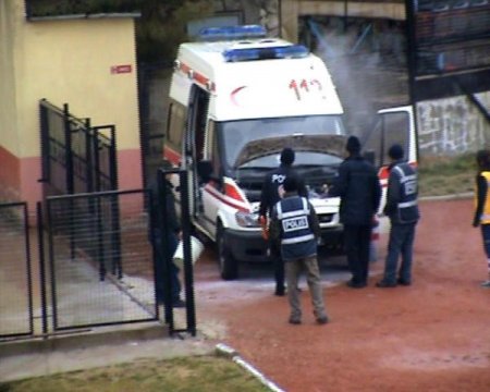 Maçta görevli ambulans alev aldı