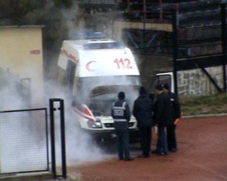 Maçta görevli ambulans alev aldı