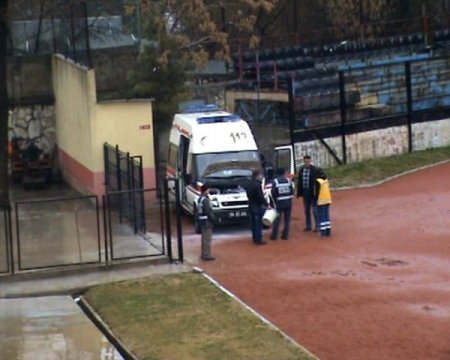Maçta görevli ambulans alev aldı