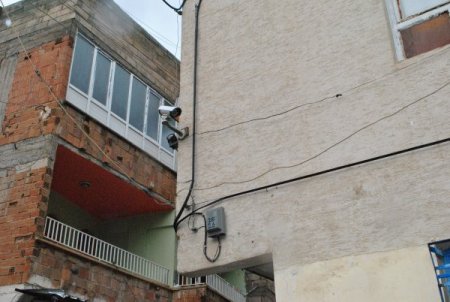 Madde bağımlıları ve hırsızlara karşı kamera ve pitbullu koruma