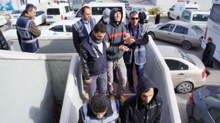 Madde bağımlısı hırsızlar uyuşturucu parası için papağan bile çalmış