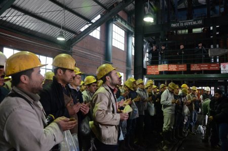 Maden işçileri, 263 maden şehidi için okunan duaya 'amin' dedi