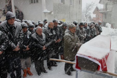 Maden şehidi son yolculuğuna kar altında uğurlandı