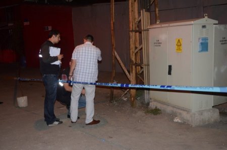 Madencinin elektrik direğine yaslanmış haldeki ölümü, şüpheli bulundu