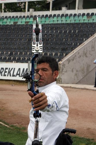 Maganda kurşunu hayatını kararttı, okçulukla hayata tutunuyor