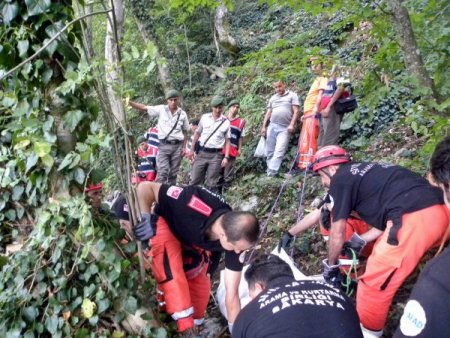 Mağara görmeye giderken kayalıklardan düşüp öldü