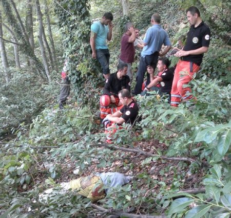 Mağara görmeye giderken kayalıklardan düşüp öldü