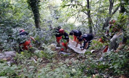 Mağara görmeye giderken kayalıklardan düşüp öldü