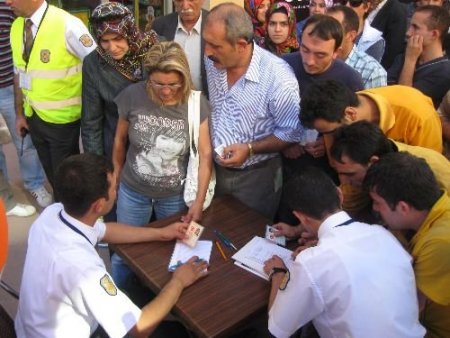 Mağaza Açılışı İsyana Dönüştü, Bir Kişi Hastanelik Oldu